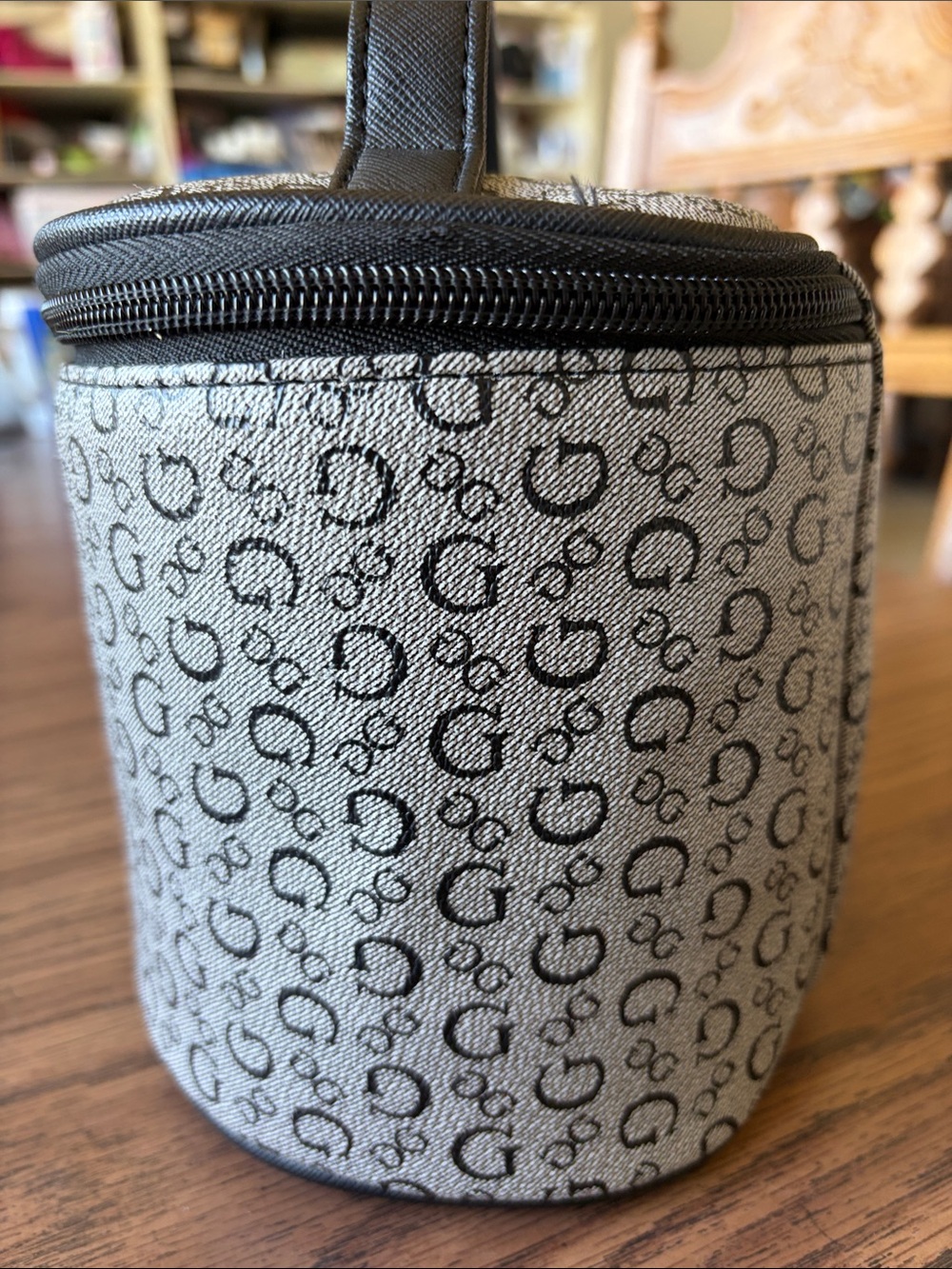 Guess Monogrammed Grey Cosmetics Handbag with Handle, 8x6 - Picture 2 of 7